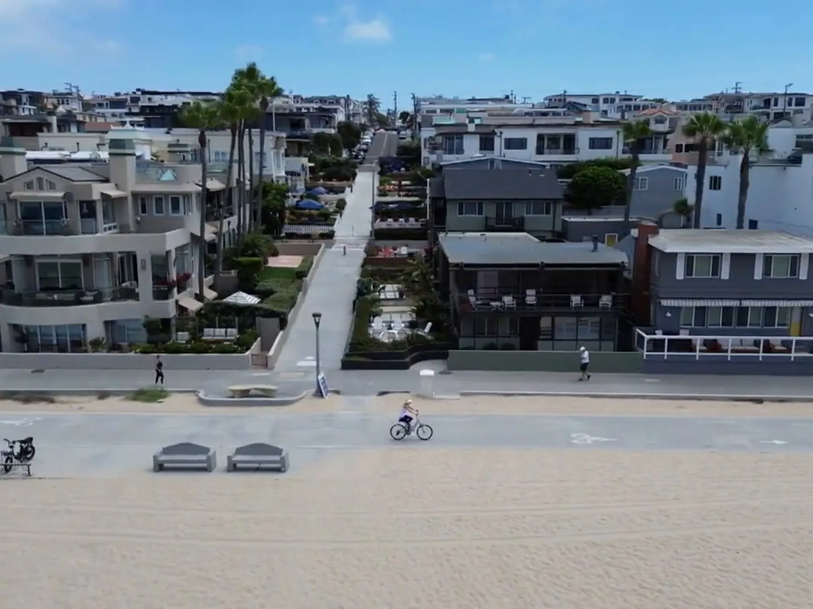 Beachfront homes and a walk street near the Manhattan Beach shoreline